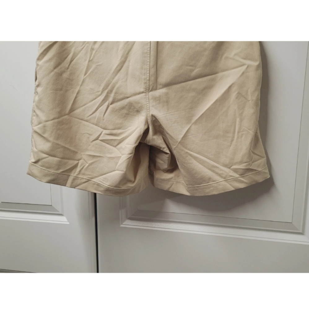 Under Armour Shorts Women's Size: 8 Pockets Loose - Picture 9 of 9